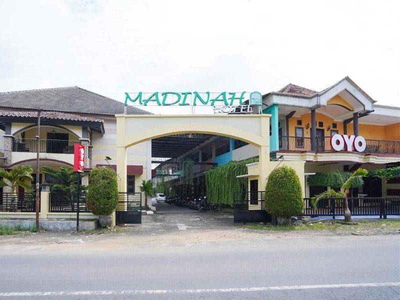 Oyo 2715 Hotel Madinah Syariah Pamekasan Zewnętrze zdjęcie
