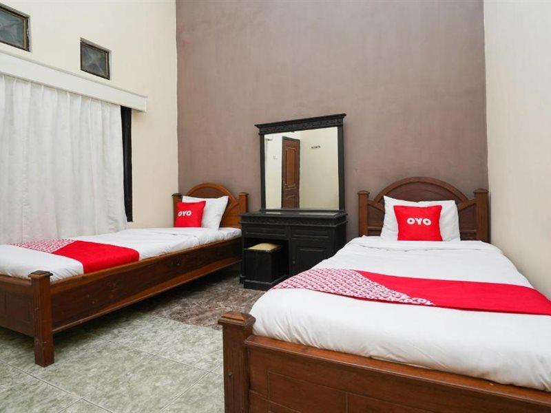 Oyo 2715 Hotel Madinah Syariah Pamekasan Zewnętrze zdjęcie
