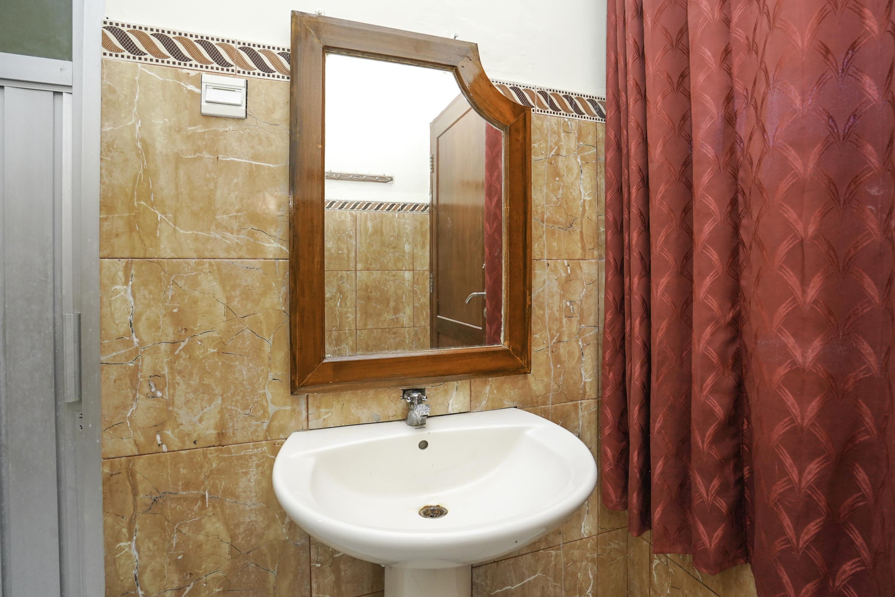 Oyo 2715 Hotel Madinah Syariah Pamekasan Zewnętrze zdjęcie