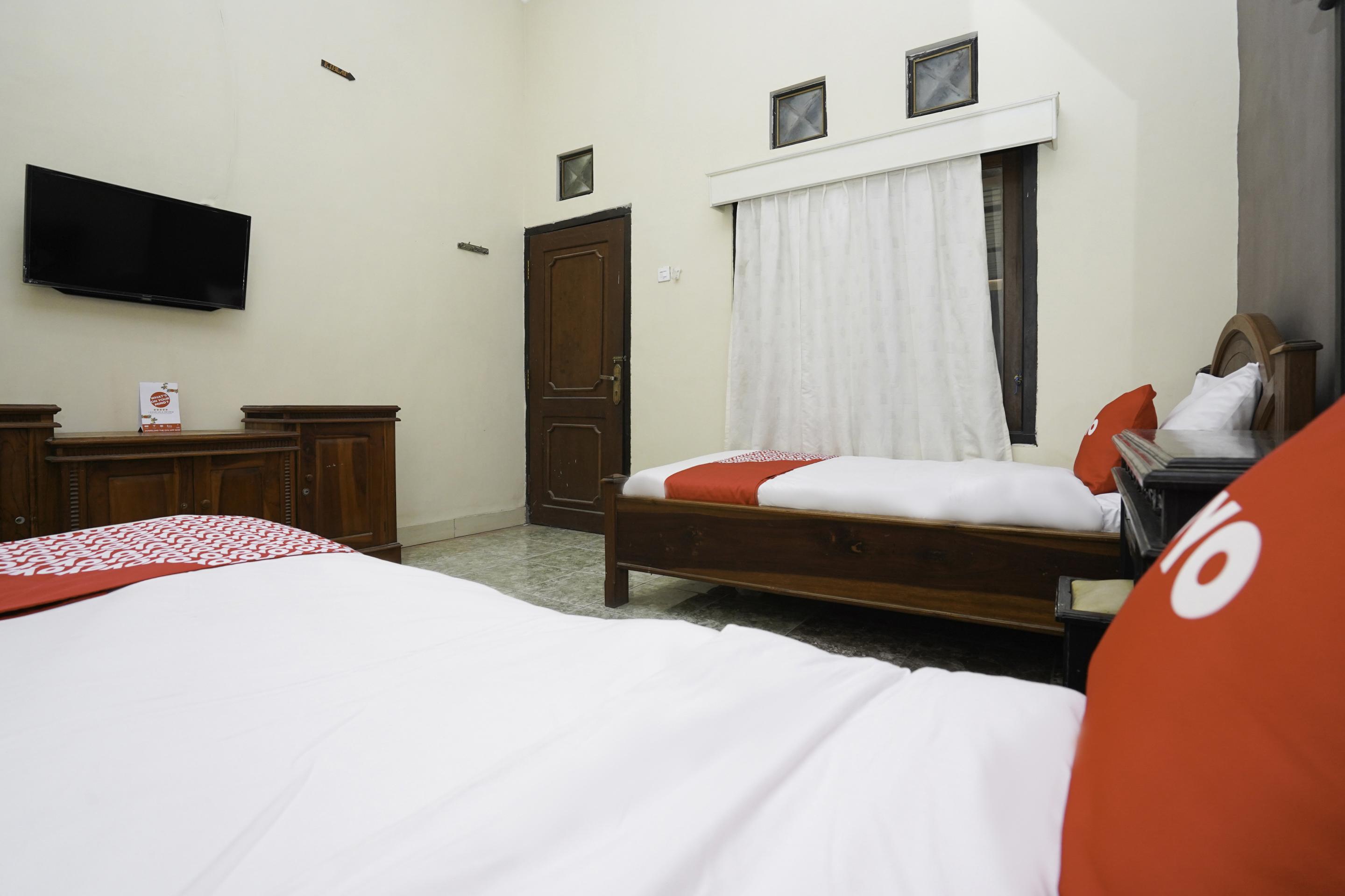 Oyo 2715 Hotel Madinah Syariah Pamekasan Zewnętrze zdjęcie