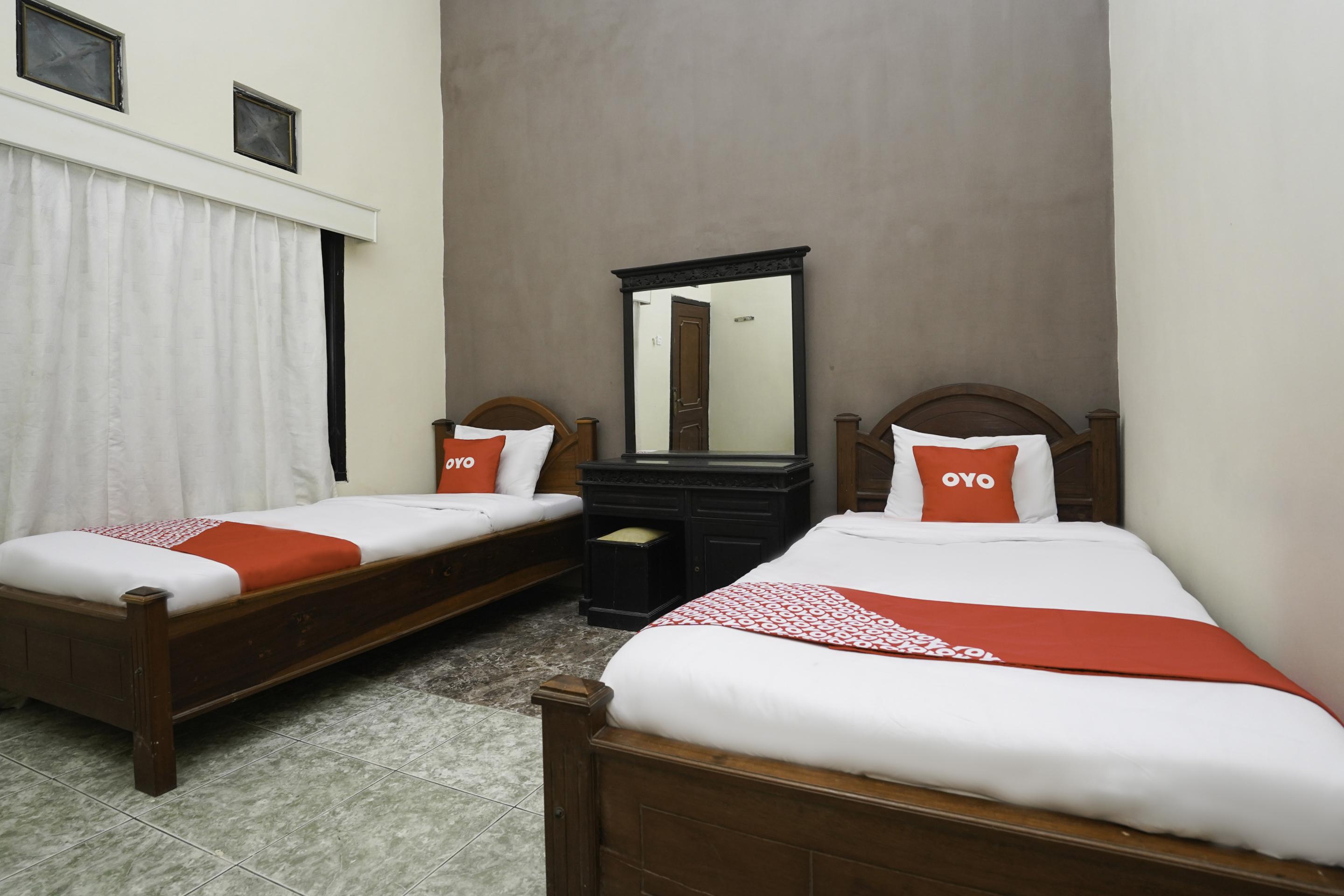 Oyo 2715 Hotel Madinah Syariah Pamekasan Zewnętrze zdjęcie