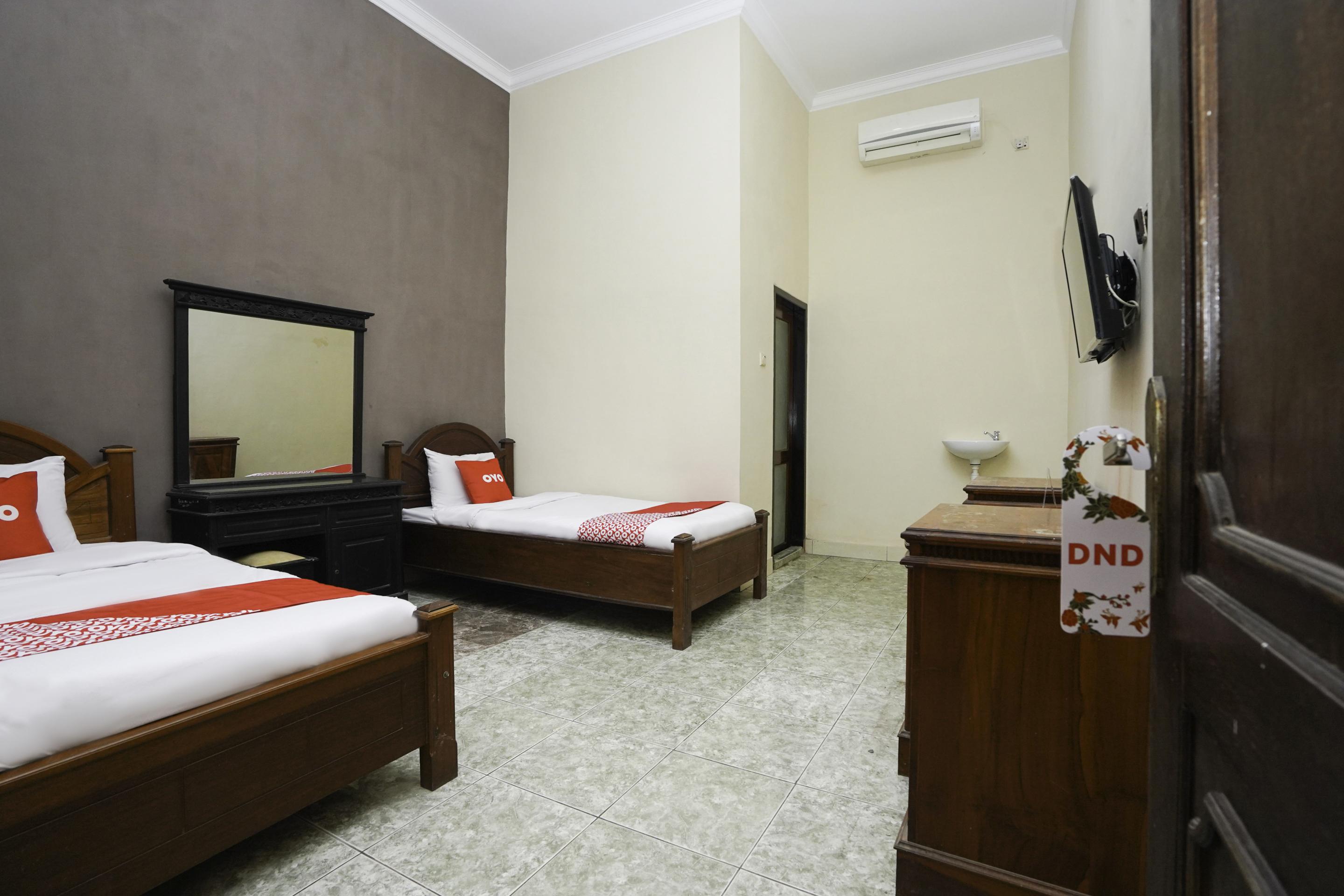 Oyo 2715 Hotel Madinah Syariah Pamekasan Zewnętrze zdjęcie