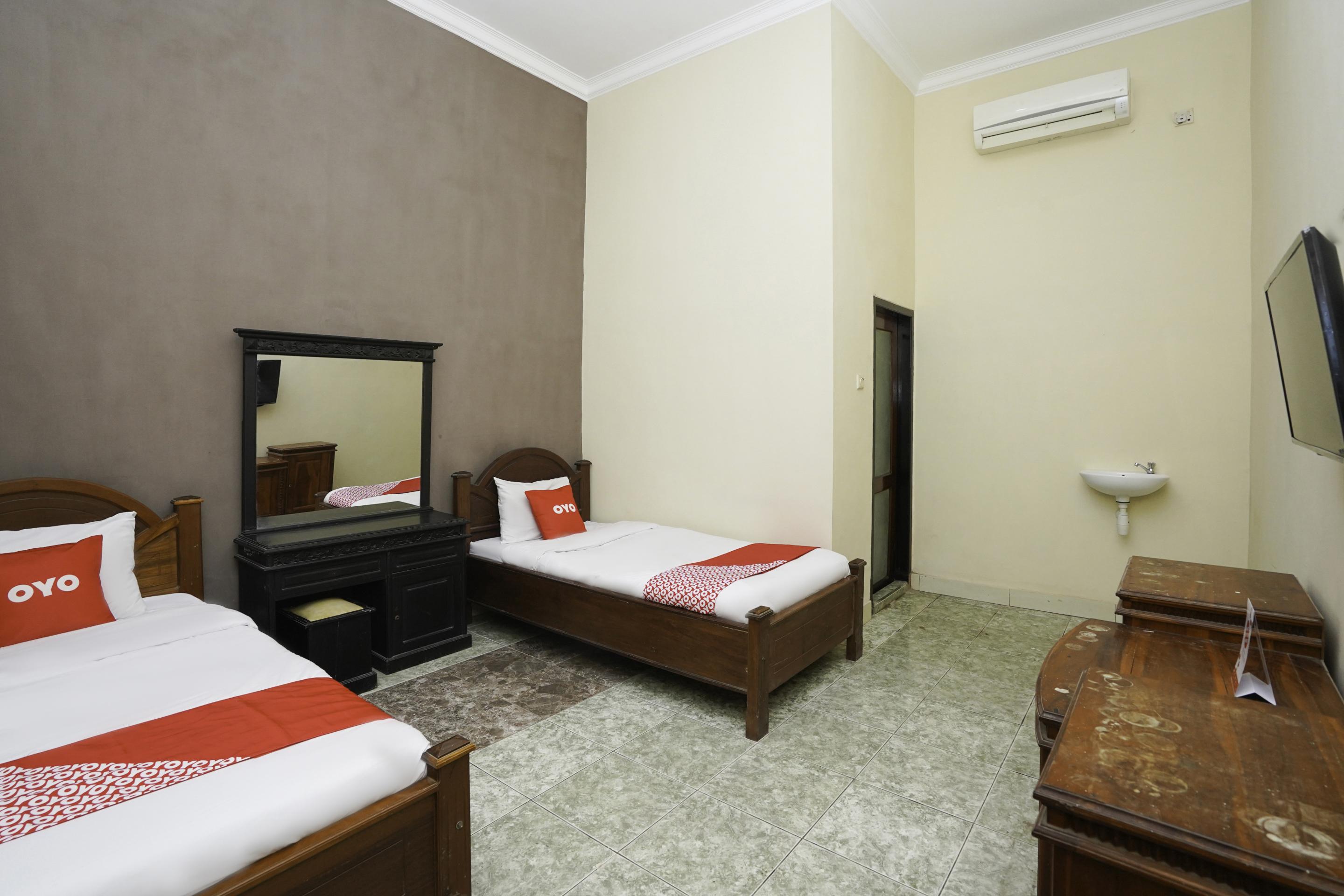 Oyo 2715 Hotel Madinah Syariah Pamekasan Zewnętrze zdjęcie