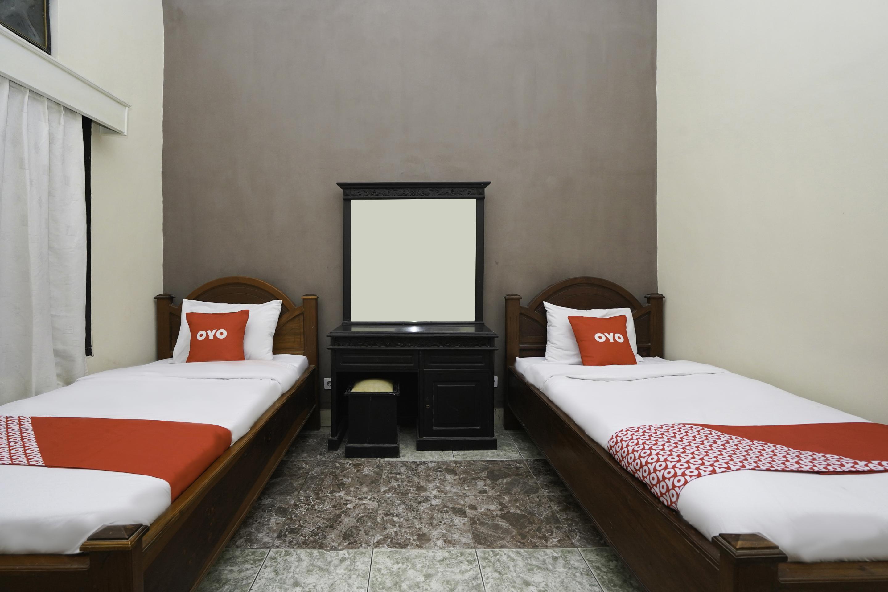 Oyo 2715 Hotel Madinah Syariah Pamekasan Zewnętrze zdjęcie