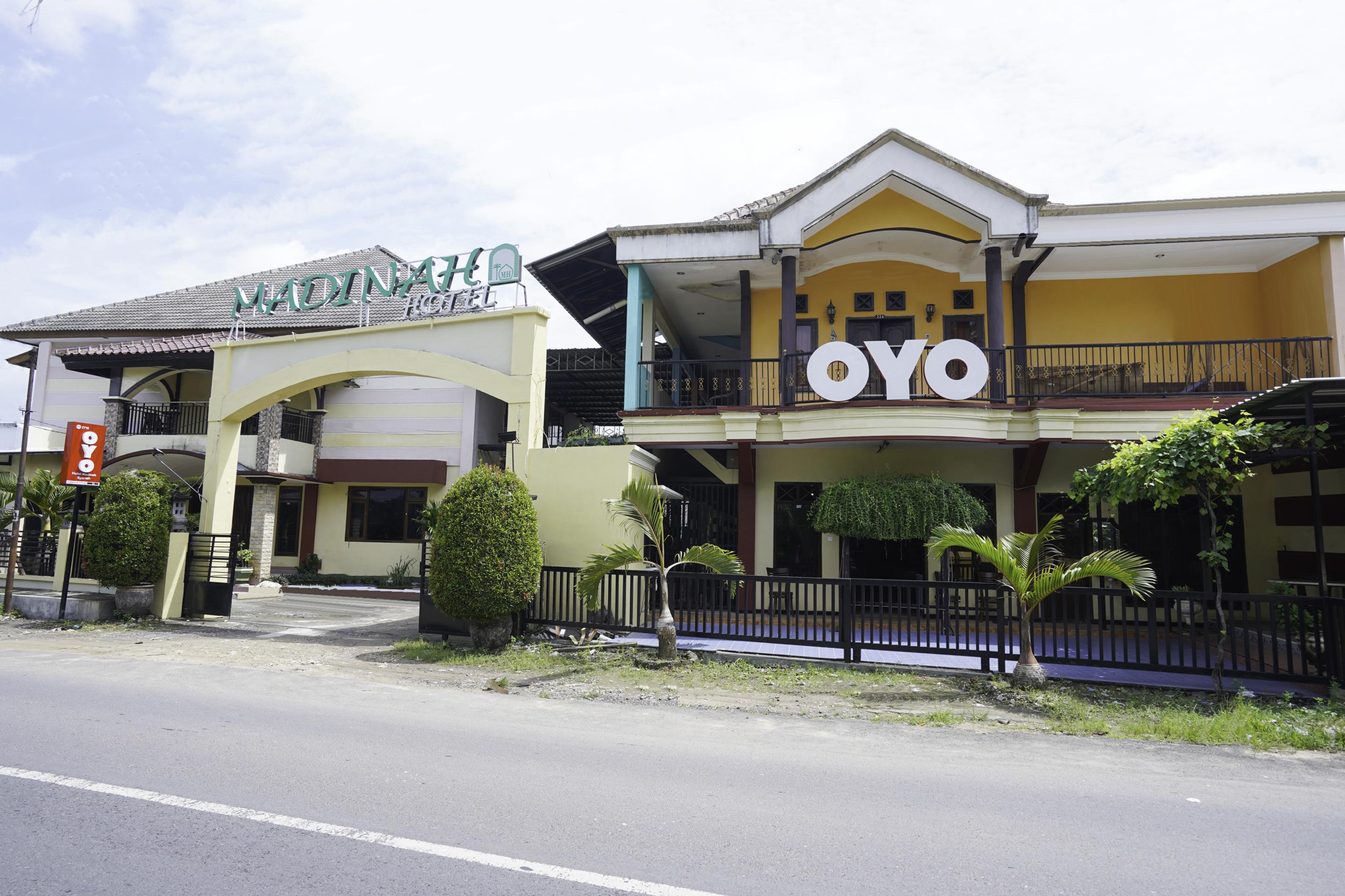 Oyo 2715 Hotel Madinah Syariah Pamekasan Zewnętrze zdjęcie