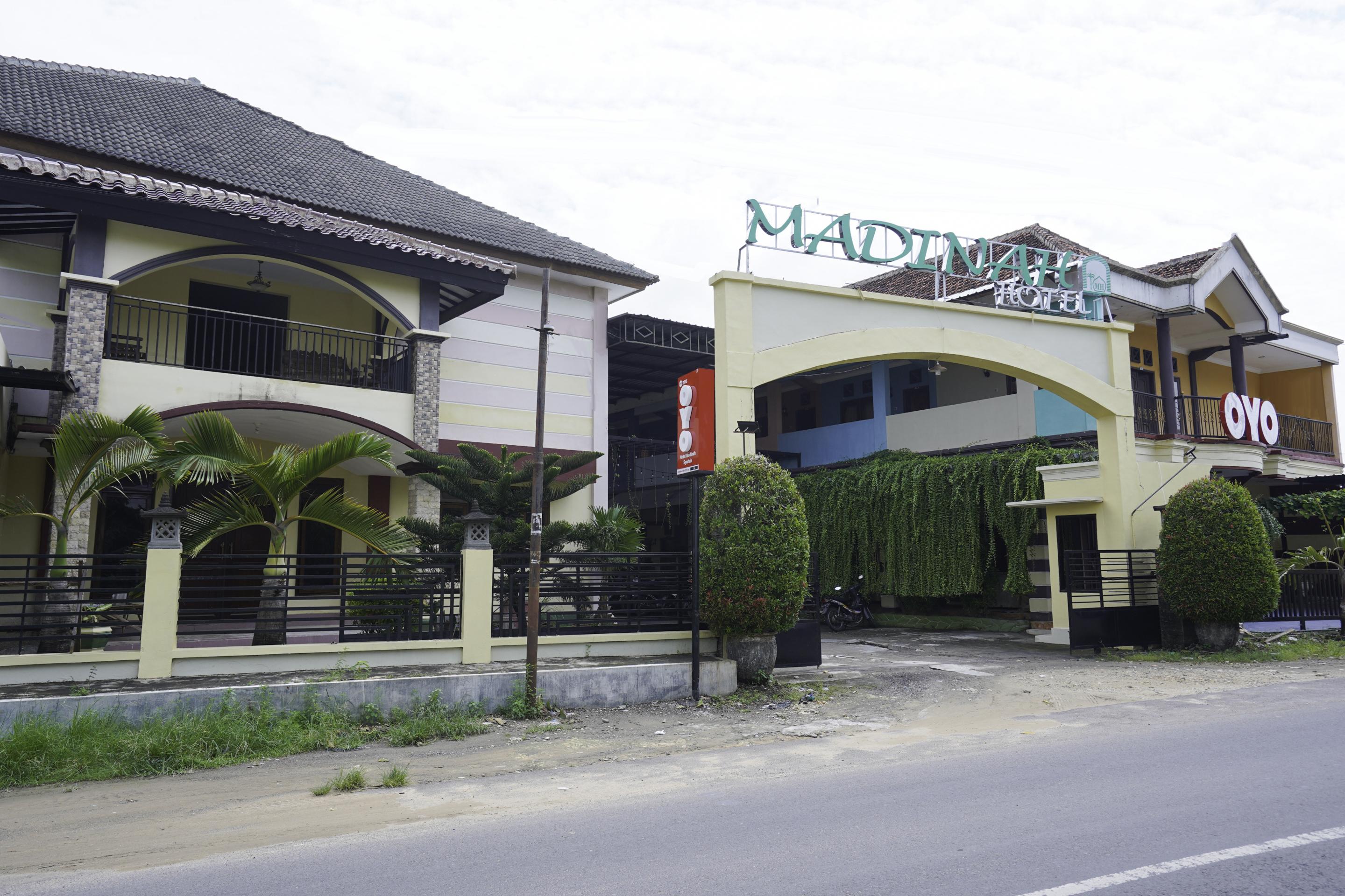 Oyo 2715 Hotel Madinah Syariah Pamekasan Zewnętrze zdjęcie