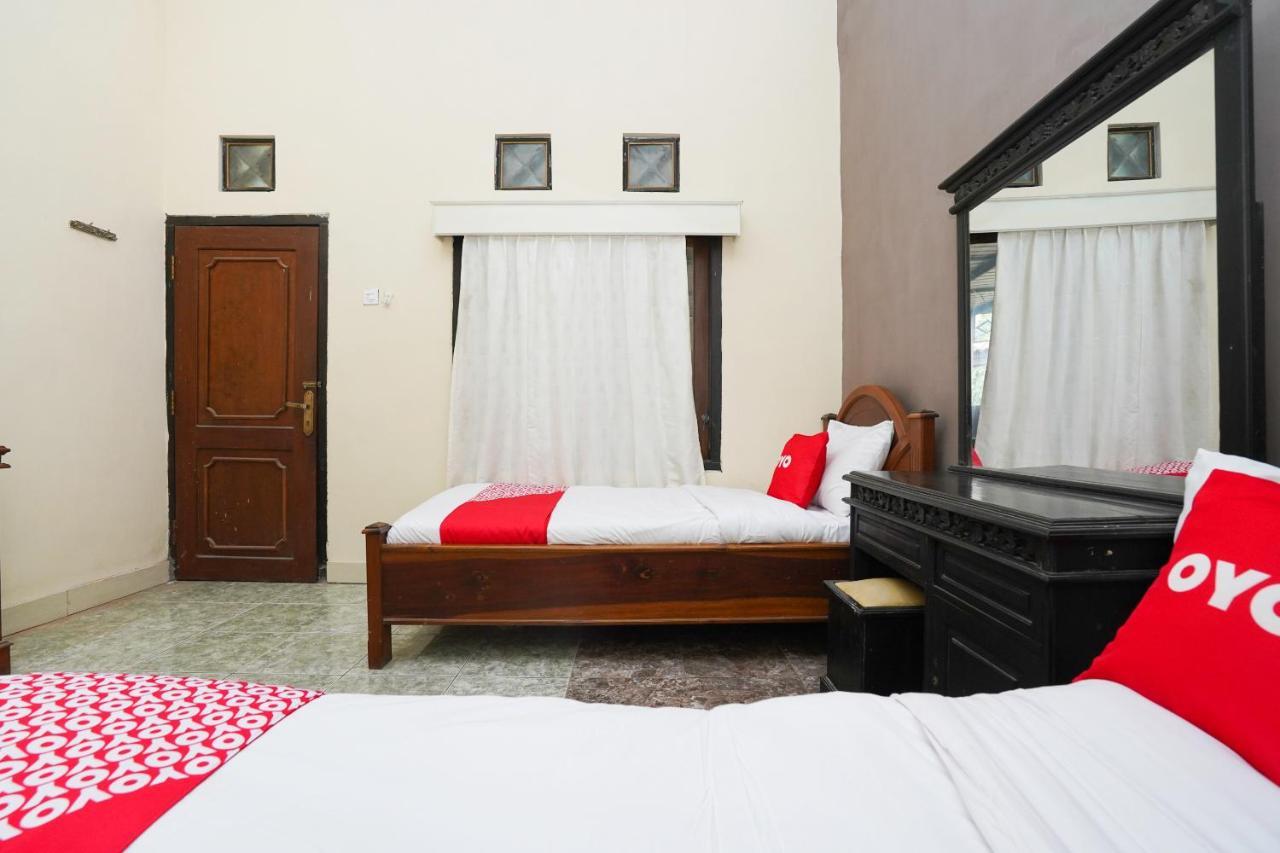 Oyo 2715 Hotel Madinah Syariah Pamekasan Zewnętrze zdjęcie