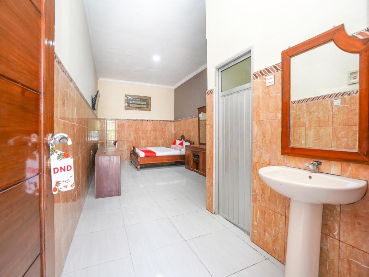Oyo 2715 Hotel Madinah Syariah Pamekasan Zewnętrze zdjęcie
